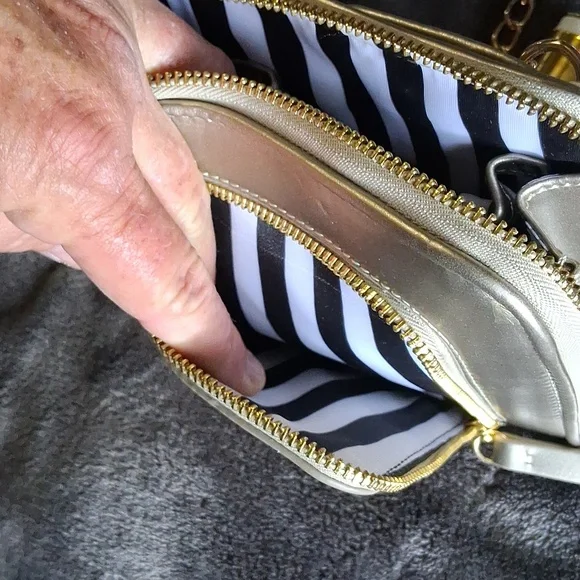 Giani Binni Metallic Gold Chain Crossbody Bag with Front Pocket NWT - Picture 8 of 9